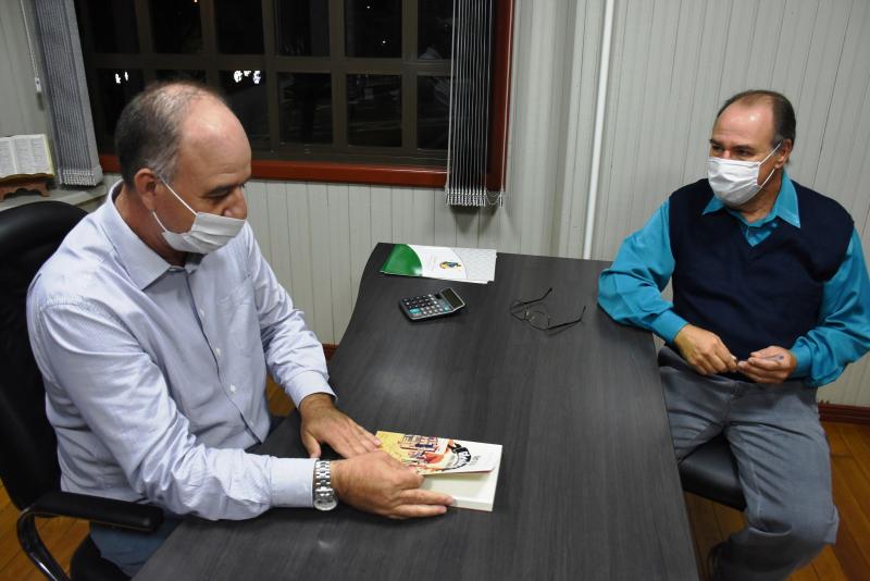 Escritor Alexandre Meyr apresenta lançamento literário na Câmara de Laranjeiras